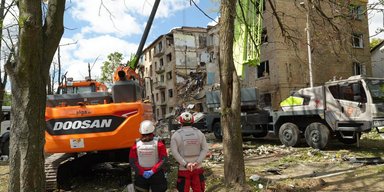 У п'ятиповерхівку в Києві було пряме влучання ракети: під завалами може бути військовий