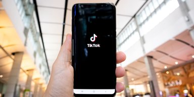 Познакомились в TikTok: украинка перевела аферисту 300 тысяч гривен на переезд в США