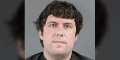 "Вчитель року" переслідував 11-річну дівчинку в своєму класі: написав 60 любовних листів