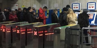 В метро Киева мужчина проводил людей через турникеты за деньги: как его наказал суд