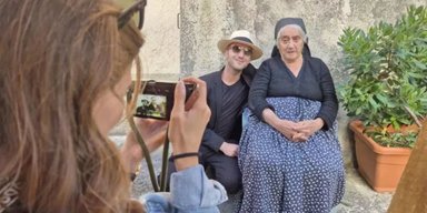 Живое сокровище: 94-летняя итальянка стала приманкой для туристов (фото)