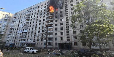 Удар ВС РФ по Харькову: авиабомба попала в жилой дом, более 30 раненых (видео)