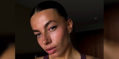 Не помещается в кадре: легкоатлетка поделилась утренним селфи с рыжим любимцем (фото)