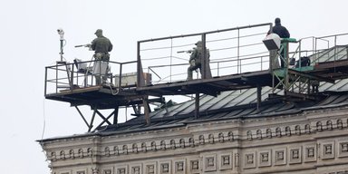 Блокпости та оточений кулеметниками Кремль: як Москву готують до параду на 9 травня (відео)