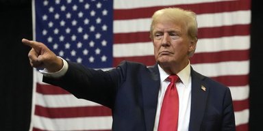 Время принимать решение: Трамп заинтриговал планами по перемирию в Украине (видео)