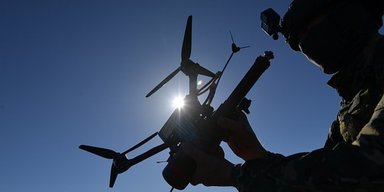 Операторы дронов ВСУ и ГПСУ отбили из плена оккупантов трех украинских бойцов (видео)
