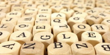 Кириллица ассоциируется с русским миром, а латиница — с западным, — эксперт
