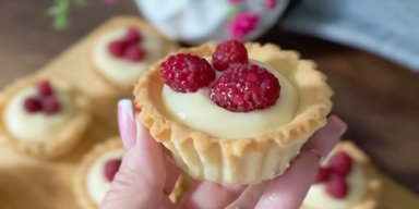 Тарталетки с кремом и малиной: готовим вкуснейший десерт на выходные (видео)