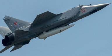 ВС РФ пытались ударить ракетами "Кинжал" по правительственному кварталу в Киеве, — Times