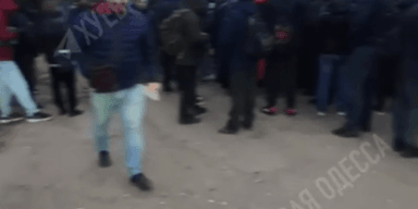 Стоят с 6 утра: в одесских ТЦК огромные очереди на обновление отсрочек (видео)
