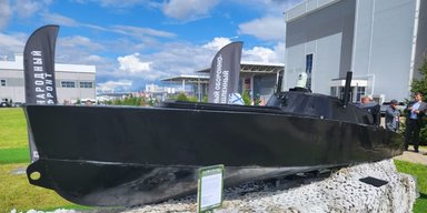 "Построен грубо": в РФ показали морской дрон-камикадзе "Мурена-300" со Starlink, — СМИ (фото)