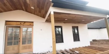 Подружжя обдурило клієнтів на мільйони, залишивши після себе недобудовані будинки