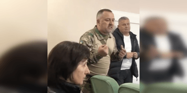 "Стріляти будете?": з'явились нові кадри із сільради, де депутат підірвав гранати (відео)