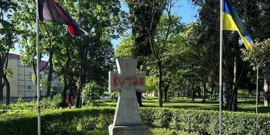 Вандали за 5 000 гривень зробили нецензурний напис польскою на пам'ятнику Бандері у Києві