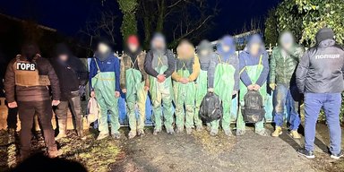 Криптовалюта в обмін на рибальський костюм: на Одещині спіймали групу ухилянтів (фото)