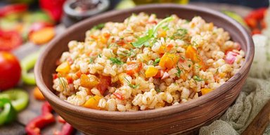 Каша с плохой репутацией может быть вкусной: как приготовить перловку с курицей и овощами