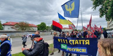 Пресс-конференция Зеленского: к "Антонову" пришли протестующие (фото)