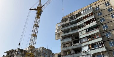 У Дніпрі із залишків зруйнованого РФ під'їзду в Дніпрі будують насип для яхт-клубу (фото, відео)