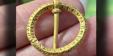 В Британии нашли 800-летнюю брошь с заклятием, отгоняющим болезни (фото)
