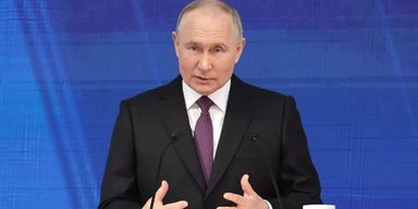 Путин пожаловался, что российских журналистов на Западе запугивают и отбирают транспорт