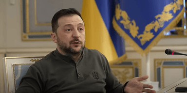 "Погибли люди в Офисе президента": Зеленский рассказал, как его хотели убить в начале войны с РФ (видео)