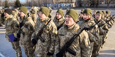 Приодели. Как обувают и одевают украинскую армию