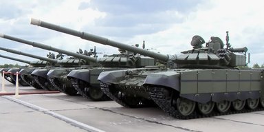 Техника не новая: в РФ заметили эшелон с модернизированными танками Т-72Б3М (видео)