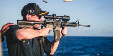 Прицел задом наперед: командующий ВМС США попал в курьезную ситуацию из-за фото