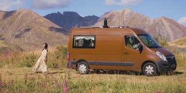 Британка превратила фургон в уютный автодом в стилистике "Властелина колец" (видео)