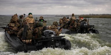 Впервые в истории: бойцы ГУР показали, как применили FPV-дроны в открытом море (видео)