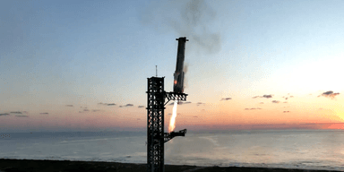 SpaceX впервые в истории посадила на Землю носитель корабля Starship после запуска (видео)