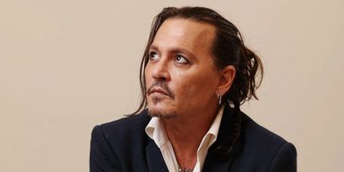Камеры запечатлели странное поведение Джонни Деппа на вечеринке (фото)