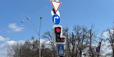 С дополнительным красным сигналом: в Киеве установили первый светофор нового типа (фото)