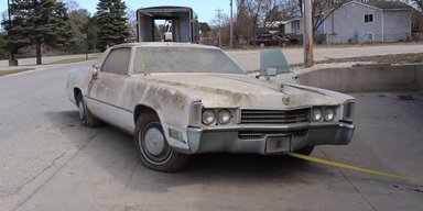 Розкішне американське авто 70-х простояло понад 40 років занедбаним у гаражі (відео)