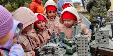 Посвящение в "Юнармию": в Ростове детям подарили макет уничтоженного Бахмута (фото)