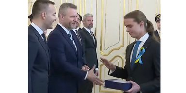 Фицо предлагает дать пощечины подростку с украинской символикой, который не пожал руку президенту Словакии