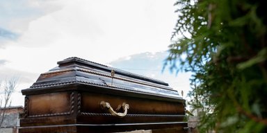 Необхідний бар'єр. Чому так важливо ховати людей у трунах, а не просто в землі