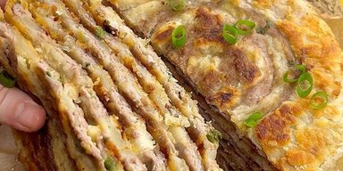 Быстро и сытно: рецепт лепешек с фаршем и картошкой (видео)