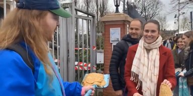 Голосовали за президента РФ: россиян на выборах в Нидерландах кормили блинами из лопаты (видео)