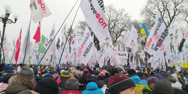 "Мы понимаем, что война, но выбора нет". Под Радой ФОПы собрались разбивать палатки