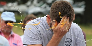 Экстремальный вид спорта: в Британии прошел чемпионат по метанию яиц (видео)