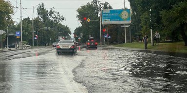 Воды по колено: в Киеве прошел сильный ливень с грозой, улицы затопило (видео)