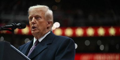 Мужчина пародировал Трампа прямо у него за спиной: курьезный момент попал в прямой эфир (видео)
