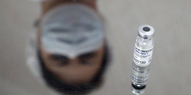 У США зняті звинувачення з лікаря, який знищував вакцини від COVID – йому загрожувало 35 років в'язниці