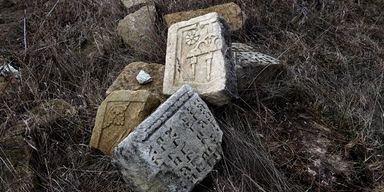 Кладбищенская история. В Тернопольской области нашли сотни разрушенных еврейских надгробий