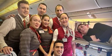 Положили на носилки: самая высокая на планете женщина едва поместилась в самолет (видео)