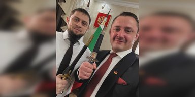 Член немецкой ультраправой партии подарил вице-премьеру Чечни кортик со свастикой