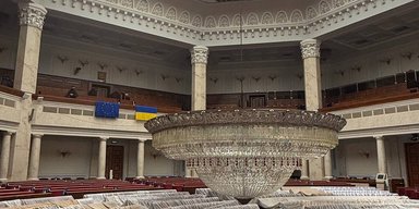 Чтоб не упала депутатам на головы: в Верховной Раде ремонтируют огромную люстру (фото)