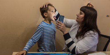Швидше та якісніше: 300 000 біженців повертаються в Україну заради візиту до лікаря, — NYT