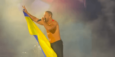 Соліст Imagine Dragons виступив з прапором України під час концерту в Мілані (відео)